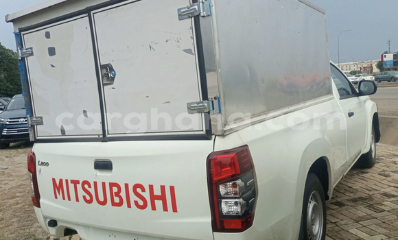 Ra Àlòkù Mitsubishi L200 funfun Ọkọ̀ in Accra ni Greater Accra Ra Àlòkù Mitsubishi L200 funfun Ọkọ̀ in Accra ni Greater Accra