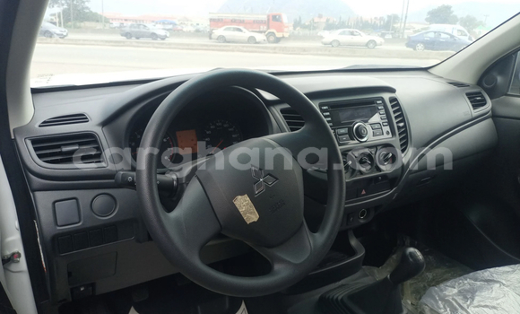 Ra Àlòkù Mitsubishi L200 funfun Ọkọ̀ in Accra ni Greater Accra Ra Àlòkù Mitsubishi L200 funfun Ọkọ̀ in Accra ni Greater Accra