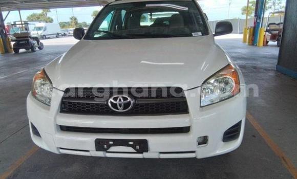Ra Àlòkù Toyota RAV4 funfun Ọkọ̀ in Accra ni Greater Accra