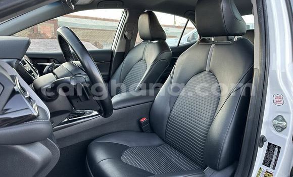 Ra Àlòkù Toyota Camry funfun Ọkọ̀ in Accra ni Greater Accra Ra Àlòkù Toyota Camry funfun Ọkọ̀ in Accra ni Greater Accra