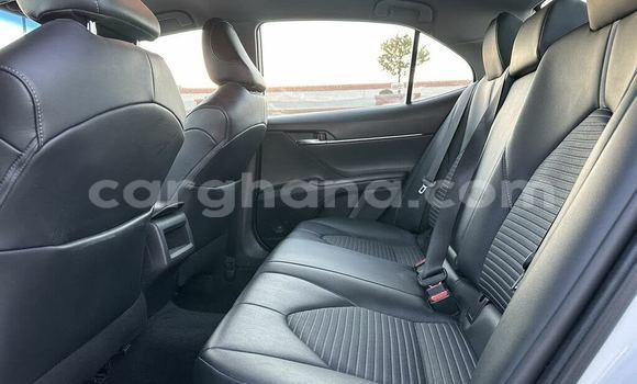 Ra Àlòkù Toyota Camry funfun Ọkọ̀ in Accra ni Greater Accra Ra Àlòkù Toyota Camry funfun Ọkọ̀ in Accra ni Greater Accra