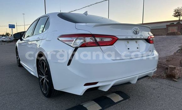 Ra Àlòkù Toyota Camry funfun Ọkọ̀ in Accra ni Greater Accra Ra Àlòkù Toyota Camry funfun Ọkọ̀ in Accra ni Greater Accra