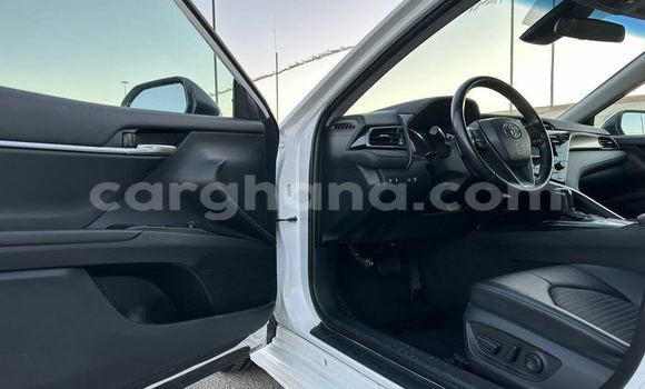 Ra Àlòkù Toyota Camry funfun Ọkọ̀ in Accra ni Greater Accra Ra Àlòkù Toyota Camry funfun Ọkọ̀ in Accra ni Greater Accra