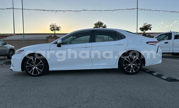 Ra Àlòkù Toyota Camry funfun Ọkọ̀ in Accra ni Greater Accra Ra Àlòkù Toyota Camry funfun Ọkọ̀ in Accra ni Greater Accra