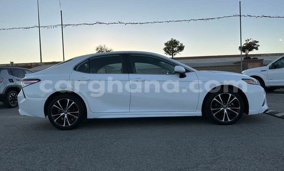 Ra Àlòkù Toyota Camry funfun Ọkọ̀ in Accra ni Greater Accra Ra Àlòkù Toyota Camry funfun Ọkọ̀ in Accra ni Greater Accra