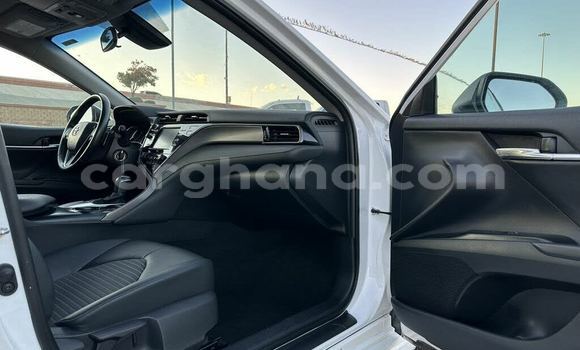 Ra Àlòkù Toyota Camry funfun Ọkọ̀ in Accra ni Greater Accra Ra Àlòkù Toyota Camry funfun Ọkọ̀ in Accra ni Greater Accra