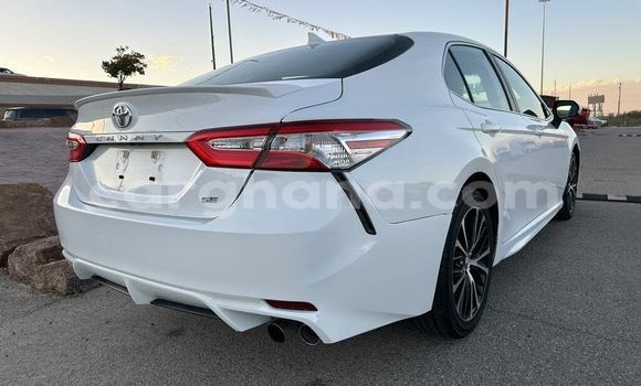 Ra Àlòkù Toyota Camry funfun Ọkọ̀ in Accra ni Greater Accra Ra Àlòkù Toyota Camry funfun Ọkọ̀ in Accra ni Greater Accra
