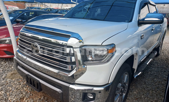 Ra Àlòkù Toyota Tundra funfun Ọkọ̀ in Accra ni Greater Accra Ra Àlòkù Toyota Tundra funfun Ọkọ̀ in Accra ni Greater Accra