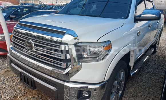 Ra Àlòkù Toyota Tundra funfun Ọkọ̀ in Accra ni Greater Accra Ra Àlòkù Toyota Tundra funfun Ọkọ̀ in Accra ni Greater Accra