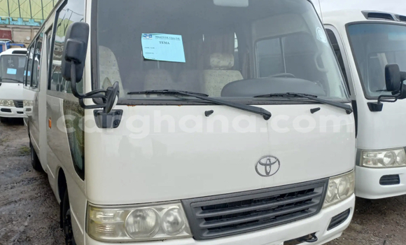 Sayi Na hannu Toyota Coaster White Mota in Accra a Greater Accra