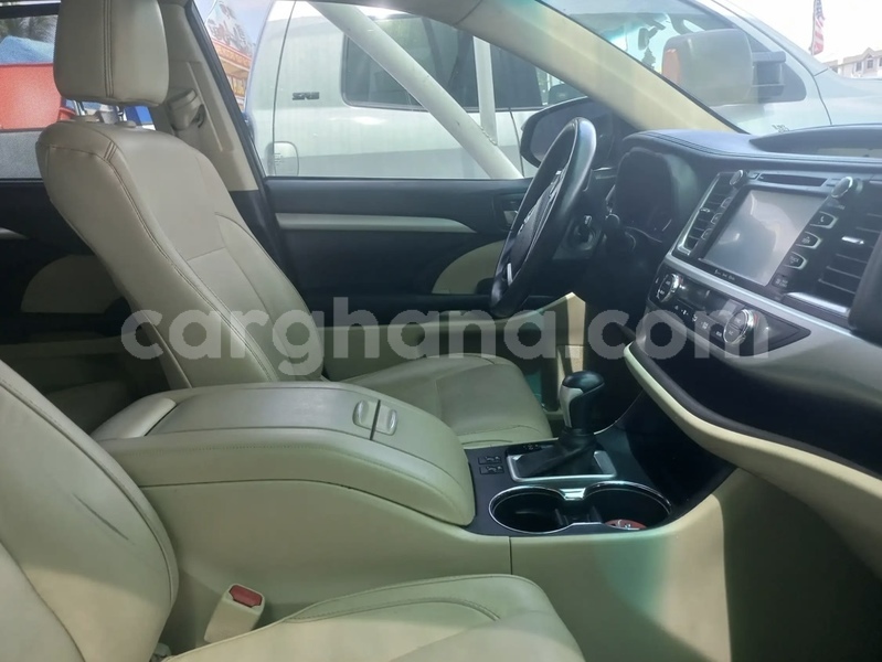 Buy used toyota highlander white car in accra in greater accra - carghana