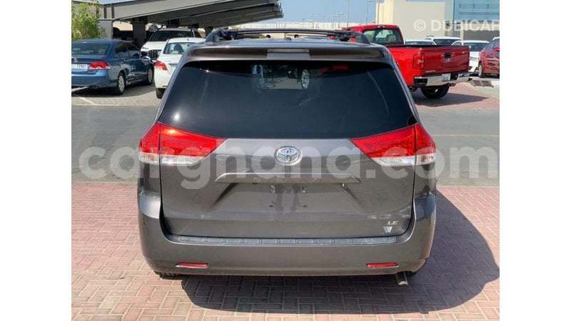 Big with watermark toyota sienna ashanti import dubai 51739