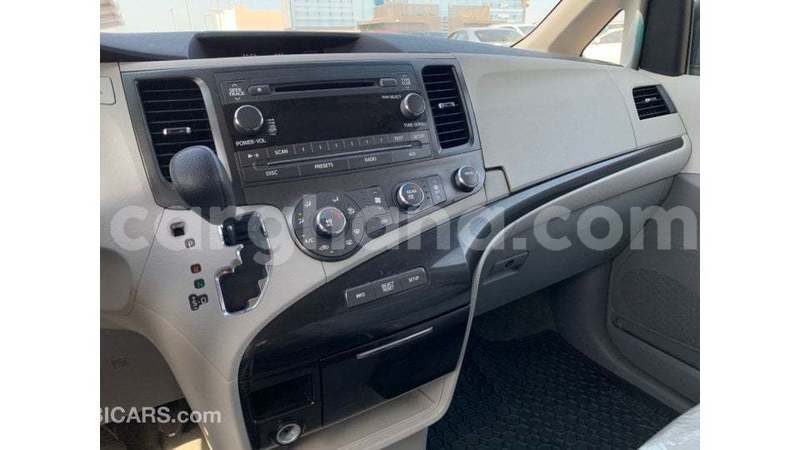 Big with watermark toyota sienna ashanti import dubai 51739