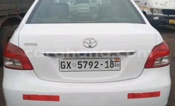 Ra Àlòkù Toyota Yaris funfun Ọkọ̀ in Accra ni Greater Accra