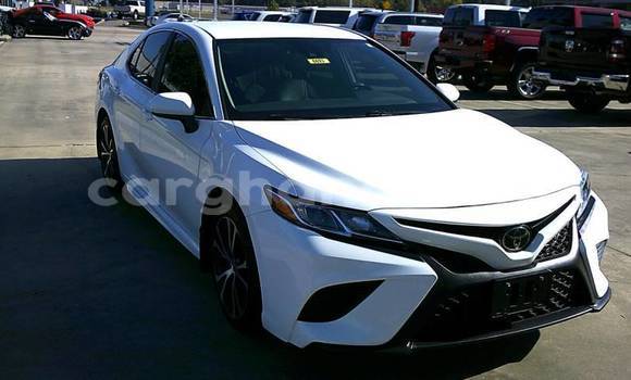 Sayi Na hannu Toyota Camry White Mota in Accra a Greater Accra Sayi Na hannu Toyota Camry White Mota in Accra a Greater Accra