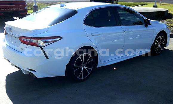 Sayi Na hannu Toyota Camry White Mota in Accra a Greater Accra Sayi Na hannu Toyota Camry White Mota in Accra a Greater Accra