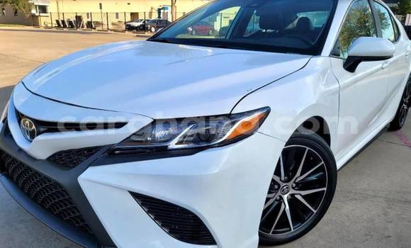 Sayi Na hannu Toyota Camry White Mota in Accra a Greater Accra Sayi Na hannu Toyota Camry White Mota in Accra a Greater Accra