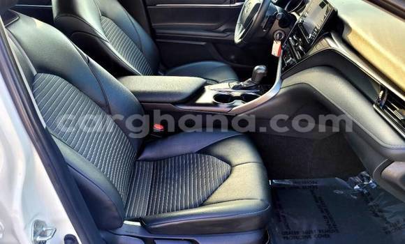 Sayi Na hannu Toyota Camry White Mota in Accra a Greater Accra Sayi Na hannu Toyota Camry White Mota in Accra a Greater Accra