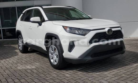 Ra Àlòkù Toyota RAV4 funfun Ọkọ̀ in Accra ni Greater Accra