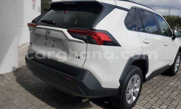 Sayi Na hannu Toyota RAV4 White Mota in Accra a Greater Accra Sayi Na hannu Toyota RAV4 White Mota in Accra a Greater Accra