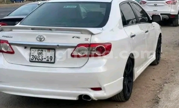Ra Àlòkù Toyota Corolla funfun Ọkọ̀ in Accra ni Greater Accra