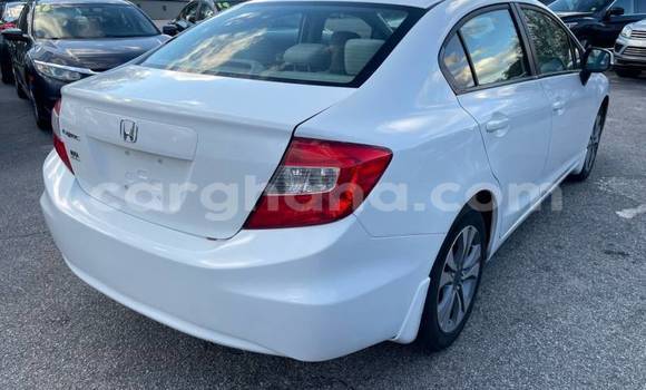 Ra Àlòkù Honda Civic funfun Ọkọ̀ in Accra ni Greater Accra Ra Àlòkù Honda Civic funfun Ọkọ̀ in Accra ni Greater Accra