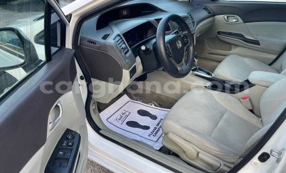 Ra Àlòkù Honda Civic funfun Ọkọ̀ in Accra ni Greater Accra Ra Àlòkù Honda Civic funfun Ọkọ̀ in Accra ni Greater Accra