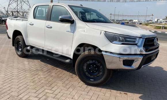 Sayi Imported Toyota Hilux White Mota in Import - Dubai a Ashanti