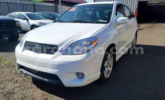 Sayi Na hannu Toyota Matrix White Mota in Accra a Greater Accra