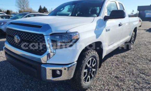 Sayi Na hannu Toyota Tundra White Mota in Accra a Greater Accra Sayi Na hannu Toyota Tundra White Mota in Accra a Greater Accra