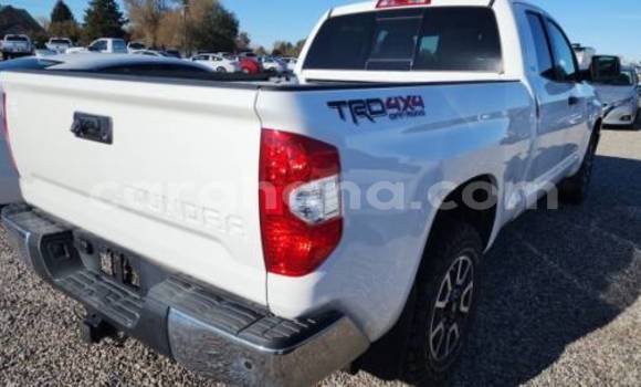 Sayi Na hannu Toyota Tundra White Mota in Accra a Greater Accra Sayi Na hannu Toyota Tundra White Mota in Accra a Greater Accra