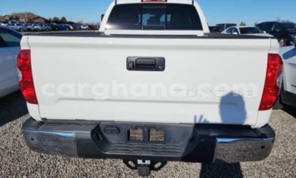 Sayi Na hannu Toyota Tundra White Mota in Accra a Greater Accra Sayi Na hannu Toyota Tundra White Mota in Accra a Greater Accra
