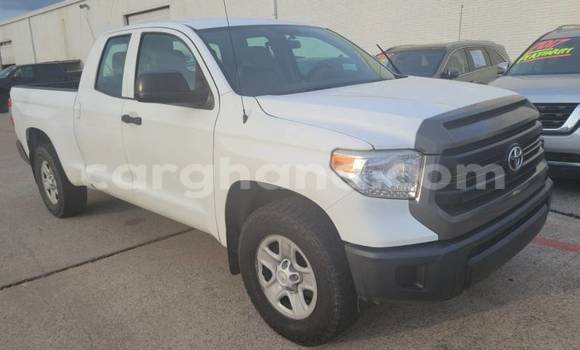 Sayi Na hannu Toyota Tundra White Mota in Accra a Greater Accra Sayi Na hannu Toyota Tundra White Mota in Accra a Greater Accra