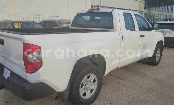 Sayi Na hannu Toyota Tundra White Mota in Accra a Greater Accra Sayi Na hannu Toyota Tundra White Mota in Accra a Greater Accra