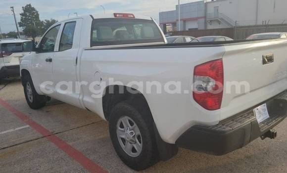 Sayi Na hannu Toyota Tundra White Mota in Accra a Greater Accra Sayi Na hannu Toyota Tundra White Mota in Accra a Greater Accra