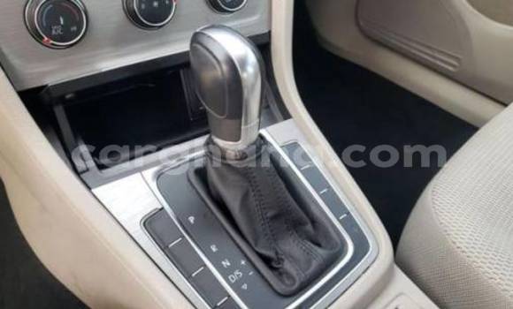 Ra Àlòkù Volkswagen Golf funfun Ọkọ̀ in Accra ni Greater Accra Ra Àlòkù Volkswagen Golf funfun Ọkọ̀ in Accra ni Greater Accra