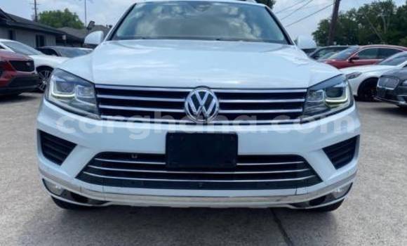 Sayi Na hannu Volkswagen Touareg White Mota in Accra a Greater Accra