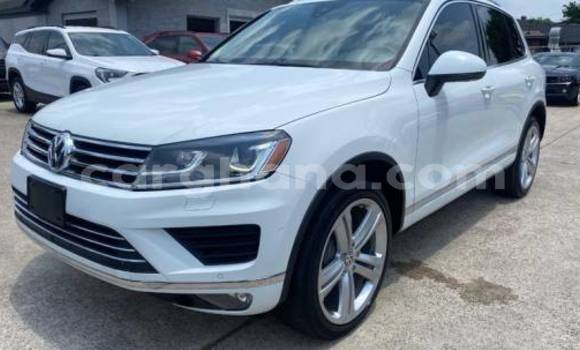 Sayi Na hannu Volkswagen Touareg White Mota in Accra a Greater Accra Sayi Na hannu Volkswagen Touareg White Mota in Accra a Greater Accra