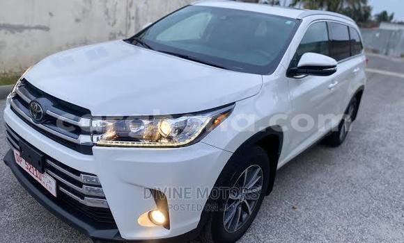 Ra Àlòkù Toyota Highlander funfun Ọkọ̀ in Accra ni Greater Accra Ra Àlòkù Toyota Highlander funfun Ọkọ̀ in Accra ni Greater Accra
