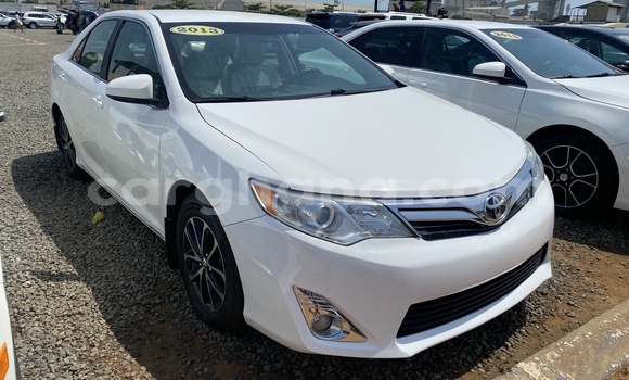 Sayi Na hannu Toyota Camry White Mota in Accra a Greater Accra Sayi Na hannu Toyota Camry White Mota in Accra a Greater Accra