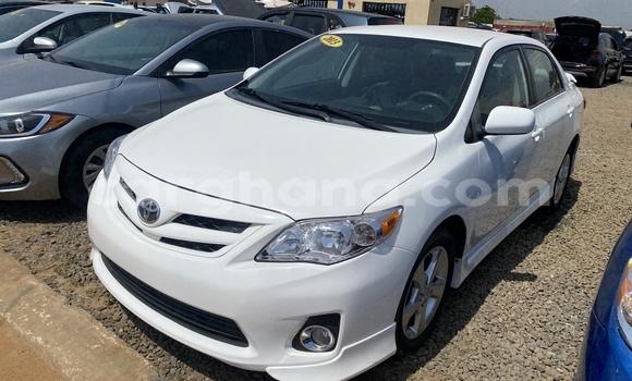 Sayi Na hannu Toyota Corolla White Mota in Accra a Greater Accra