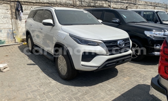 Sayi Na hannu Toyota Fortuner White Mota in Accra a Greater Accra