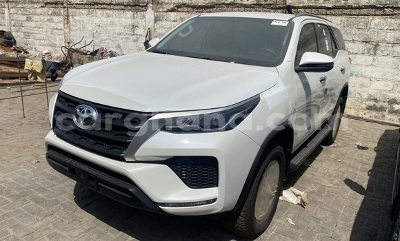 Sayi Na hannu Toyota Fortuner White Mota in Accra a Greater Accra Sayi Na hannu Toyota Fortuner White Mota in Accra a Greater Accra