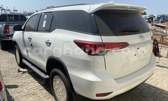 Sayi Na hannu Toyota Fortuner White Mota in Accra a Greater Accra Sayi Na hannu Toyota Fortuner White Mota in Accra a Greater Accra