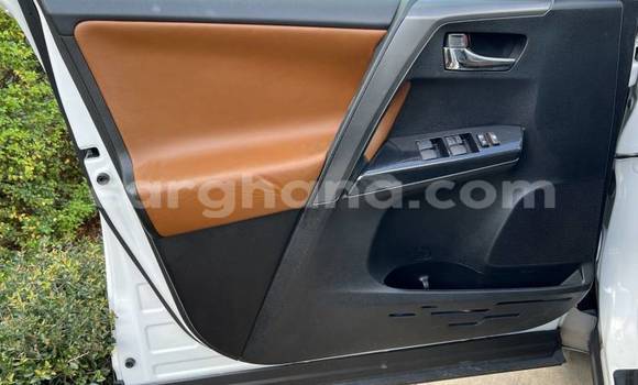 Sayi Na hannu Toyota RAV4 White Mota in Accra a Greater Accra Sayi Na hannu Toyota RAV4 White Mota in Accra a Greater Accra