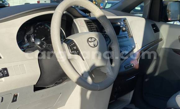 Sayi Na hannu Toyota Sienna Red Mota in Accra a Greater Accra Sayi Na hannu Toyota Sienna Red Mota in Accra a Greater Accra
