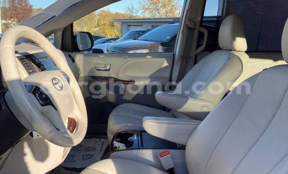 Sayi Na hannu Toyota Sienna Red Mota in Accra a Greater Accra Sayi Na hannu Toyota Sienna Red Mota in Accra a Greater Accra
