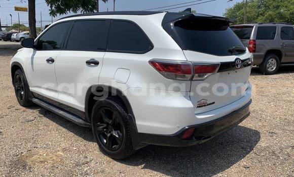 Buy Used Toyota Highlander White Car in Accra in Greater Accra Buy Used Toyota Highlander White Car in Accra in Greater Accra