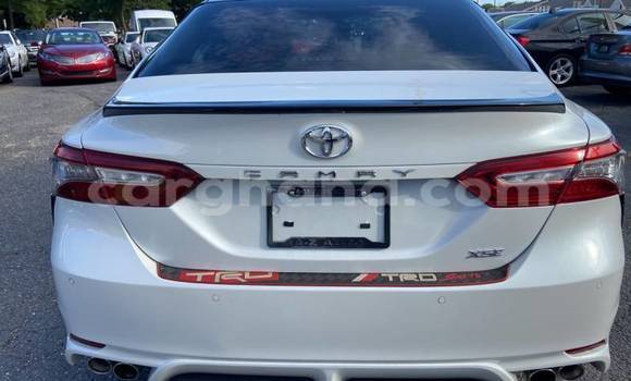 Sayi Na hannu Toyota Camry White Mota in Accra a Greater Accra Sayi Na hannu Toyota Camry White Mota in Accra a Greater Accra