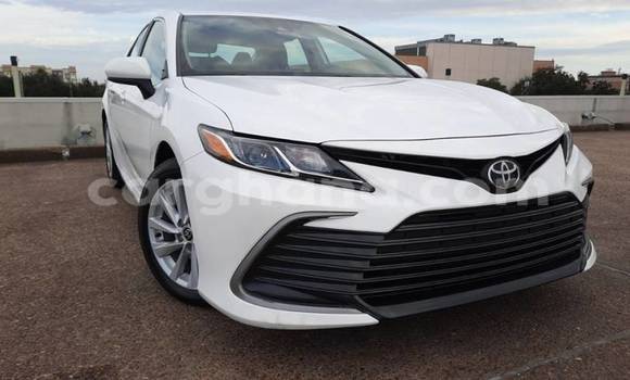Ra Àlòkù Toyota Camry funfun Ọkọ̀ in Accra ni Greater Accra Ra Àlòkù Toyota Camry funfun Ọkọ̀ in Accra ni Greater Accra